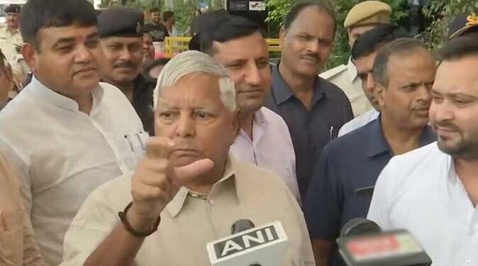 आरजेडी सुप्रीमो लालू प्रसाद यादव और तेजस्वी यादव  मुंबई के लिए रवाना