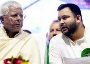 तेजस्वी यादव पिता लालू प्रसाद यादव के साथ पटना वापस