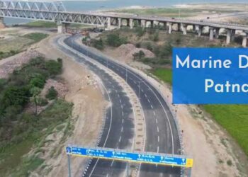 80 की स्पीड में बाइक पर लड़की ने पिस्टल लहराया