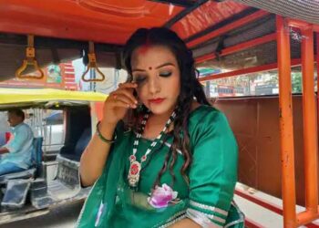 चेहरे पर मारपीट और प्रताड़ना के निशान के साथ नेहा सिंह राठौर ने फोटोशूट करवाया