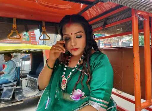 चेहरे पर मारपीट और प्रताड़ना के निशान के साथ नेहा सिंह राठौर ने फोटोशूट करवाया