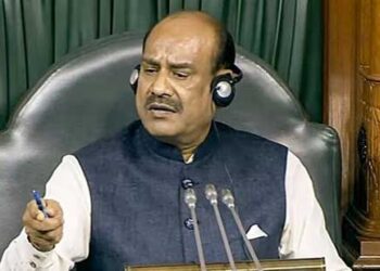 लोकसभा में लगातार हंगामे से ओम बिड़ला नाराज, स्पीकर की कुर्सी पर नहीं बैठे