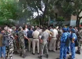 पटना में अवैध कब्जा हटाने गई पुलिस का विरोध