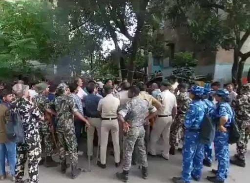 पटना में अवैध कब्जा हटाने गई पुलिस का विरोध