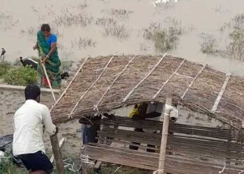 बिहार के कई जिलों में लगातार बारिश के कारण गंगा, गंडक बागमती नदियां उफान पर