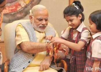   प्रधानमंत्री ने नई दिल्‍ली में अपने निवास पर बच्‍चों के साथ रक्षाबंधन का पर्व मनाया