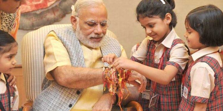 प्रधानमंत्री ने नई दिल्ली में अपने निवास पर बच्चों के साथ रक्षाबंधन का पर्व मनाया