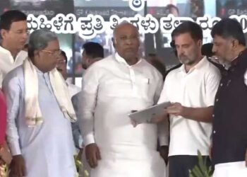 मल्लिकार्जुन खड़गे और राहुल गांधी की मौजूदगी में कर्नाटक में गृह लक्ष्मी योजना लॉन्च