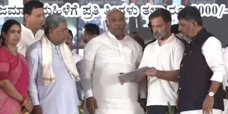 मल्लिकार्जुन खड़गे और राहुल गांधी की मौजूदगी में कर्नाटक में गृह लक्ष्मी योजना लॉन्च