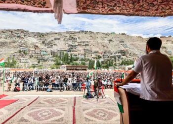 भारत की हजारों किलोमीटर जमीन पर चीन कब्जा : राहुल गांधी