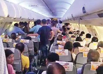 छिपकर केबिन क्रू की सदस्य और अन्य महिला यात्री की आपत्तिजनक फोटो ली।