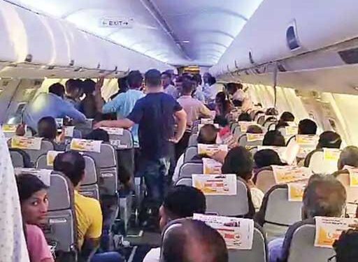 छिपकर केबिन क्रू की सदस्य और अन्य महिला यात्री की आपत्तिजनक फोटो ली।