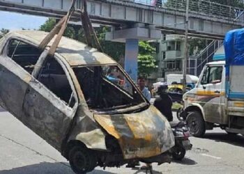 मुंबई में डिवाइडर से टकराने से 2 युवकों की झुलसकर मौत