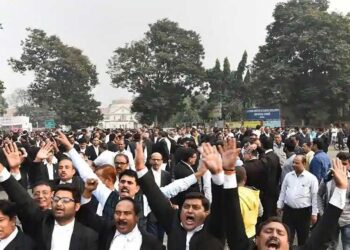 लखनऊ में सड़कों पर उतरे हजारों वकील