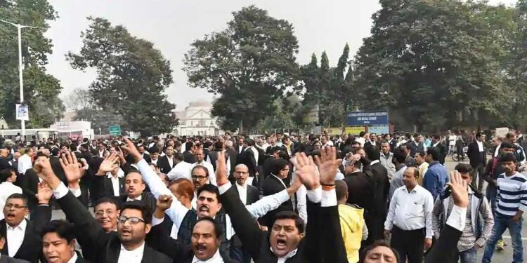 लखनऊ में सड़कों पर उतरे हजारों वकील