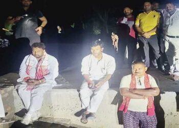 यूपी में टूटी पुलिया को लेकर धरने पर  बीजेपी विधायक