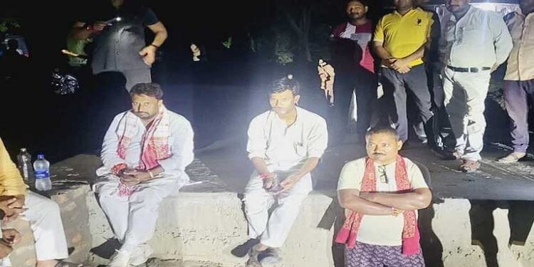 यूपी में टूटी पुलिया को लेकर धरने पर  बीजेपी विधायक