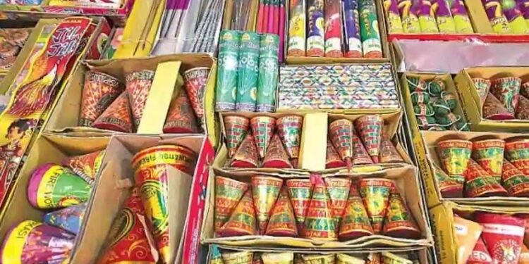 दिल्ली में सभी तरह के पटाखे बनाने, बेचने, भंडारण और इस्तेमाल करने पर पूरी तरह रोक