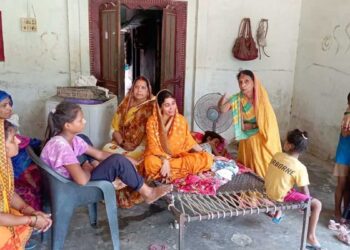 छोटे भाई ने बड़े भाई को कुदाल से काटकर मार डाला