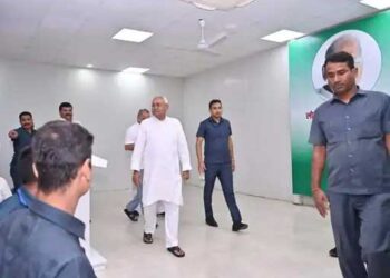 अचानक जेडीयू ऑफिस पहुंच गए मुख्यमंत्री