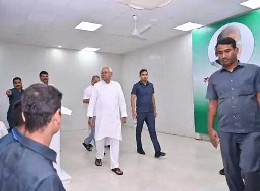 अचानक जेडीयू ऑफिस पहुंच गए मुख्यमंत्री