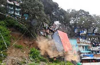 पलक झपकते ही भरभरा कर गिरी दो मंजिला इमारत