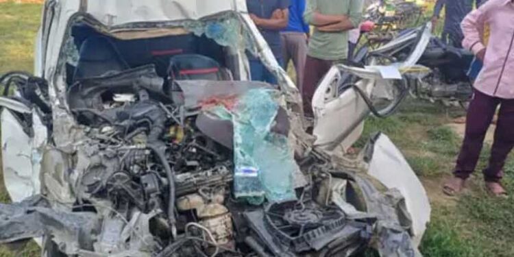 पीलीभीत-सीतापुर राजमार्ग पर एक कार और पिकअप वैन के बीच टक्कर में चार लोगों की मौत