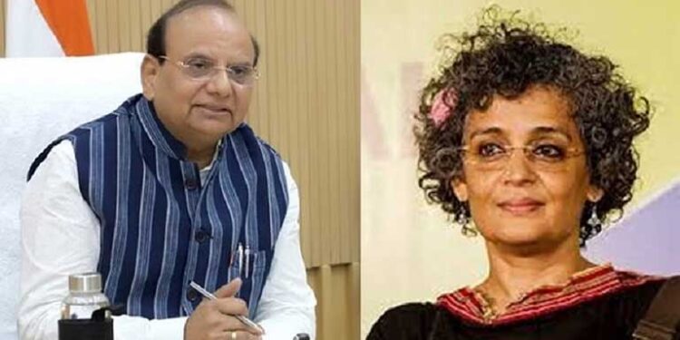 दिल्ली के उपराज्यपाल ने अरुंधति रॉय के खिलाफ मुकदमा चलाने की मंजूरी दी