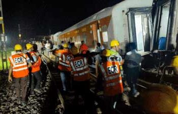 नॉर्थ-ईस्ट एक्सप्रेस ट्रेन के 21 डिब्बे पटरी से उतरने से 6 लोगों की मौत