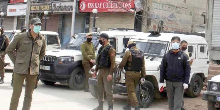 जम्मू-कश्मीर कश्मीर में कई जगहों पर छापेमारी