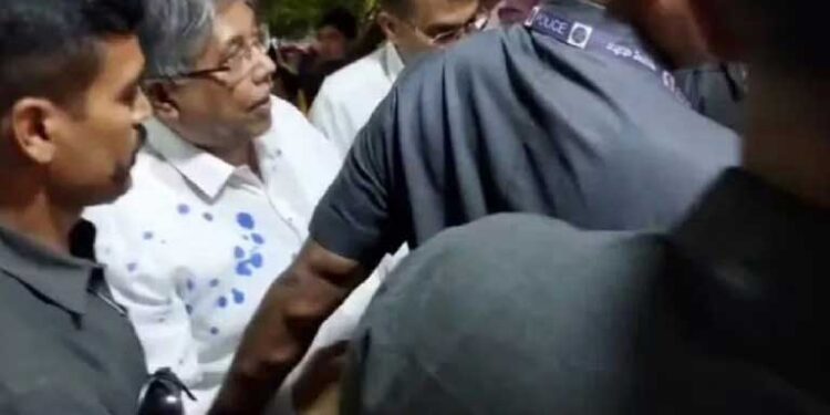 महाराष्ट्र के मंत्री पर भीम आर्मी के कार्यकर्ता ने फेंकी स्याही