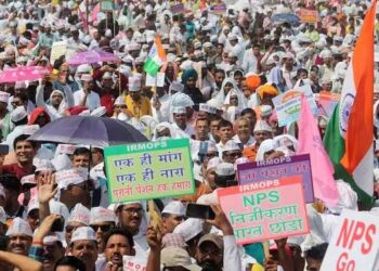 पुरानी पेंशन के लिए कर्मचारियों ने केंद्र के खिलाफ खोला मोर्चा