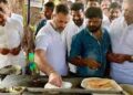 तेलंगाना में राहुल गांधी ने बनाया डोसा