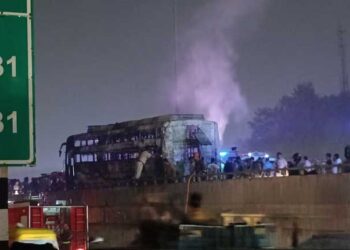 जयपुर से दिल्ली आ रही स्लीपर बस में लगी भीषण आग