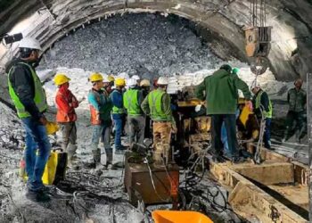 उत्तरकाशी सुरंग के ऊपर पहाड़ी से वर्टिकल ड्रिलिंग जारी