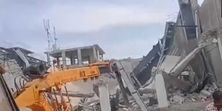 तेलंगाना में निर्माणाधीन स्टेडियम की छत गिरी