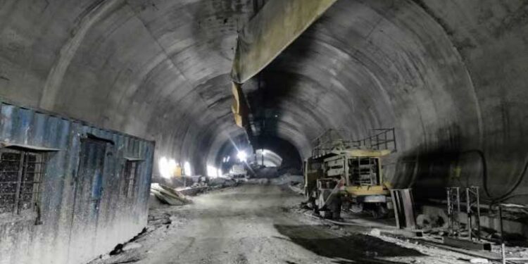 उत्तरकाशी में सुरंग में फंसे 41 मजदूरों को निकालने के लिए रेस्क्यू ऑपरेशन जारी