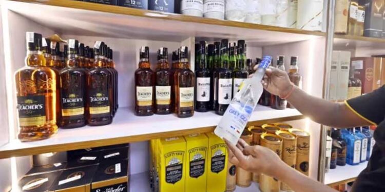 छठ पूजा की वजह से दिल्ली में बंद रहेंगी शराब की दुकानें