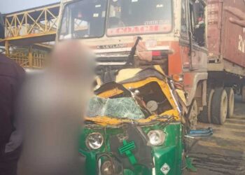 आगरा में नेशनल हाइवे पर एक ट्रक और ऑटो की भिड़ंत