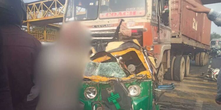 आगरा में नेशनल हाइवे पर एक ट्रक और ऑटो की भिड़ंत