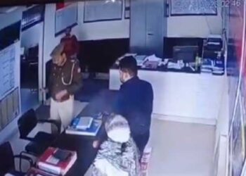 थाने में दारोगा की पिस्टल से चली गोली