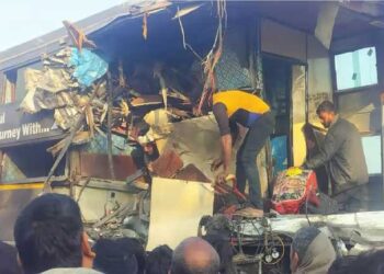 बहराइच में ट्रक से टकराई बस