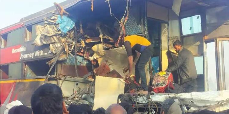 बहराइच में ट्रक से टकराई बस