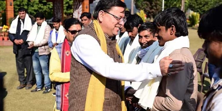 उत्तराखंड: रैट माइनर्स ने CM धामी को लौटाई इनाम राशि