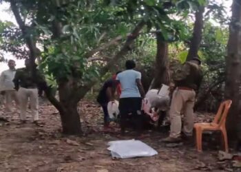 डुमरांव में लापता शिक्षक का शव पेड़ से लटका मिला