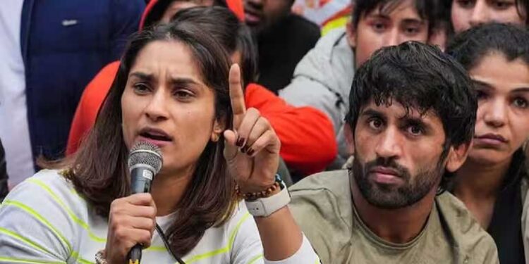 मेडल लौटाने जा रहीं विनेश फोगाट को पुलिस ने रोका
