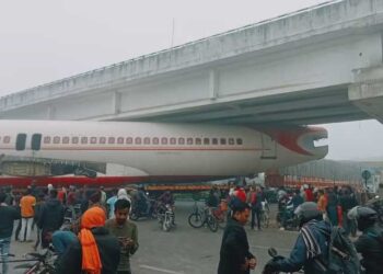 मोतिहारी में ओवरब्रिज के नीचे फंसा ‘हवाई जहाज
