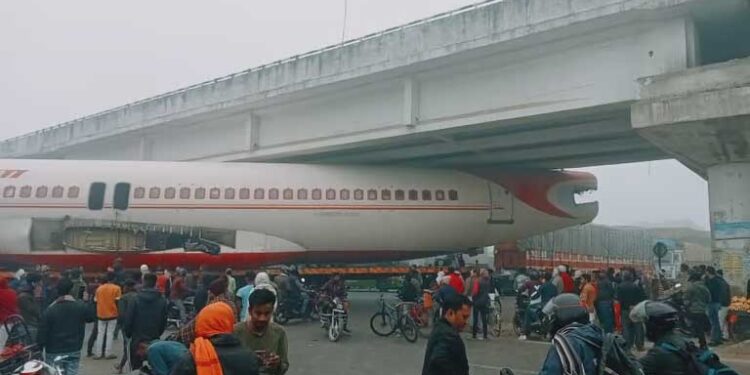 मोतिहारी में ओवरब्रिज के नीचे फंसा ‘हवाई जहाज