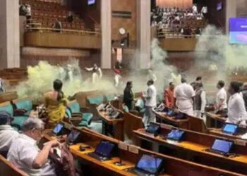 सुरक्षा में चूक पर संसद में हंगामा जारी