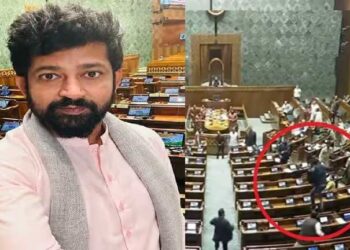 लोकसभा की कार्यवाही के बीच दो लोग दर्शकदीर्घा से कूद गए